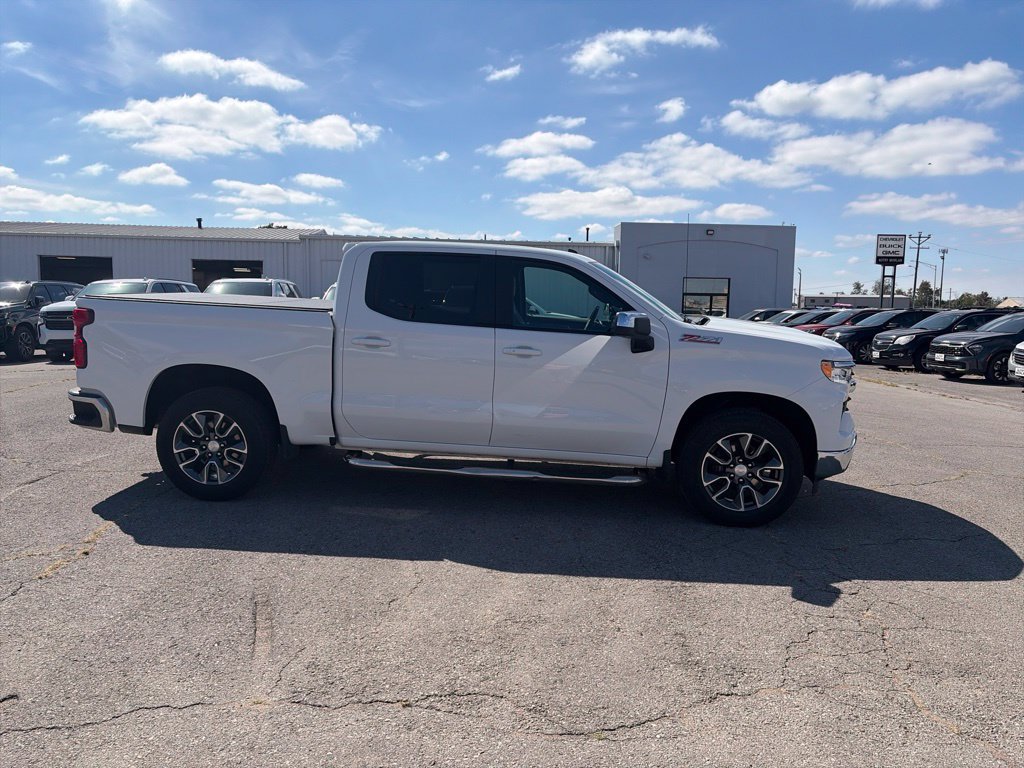 Used 2024 Chevrolet Silverado 1500 LT AWD/4WD image 7