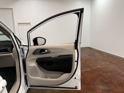 Used 2024 Chrysler Pacifica Touring-L image 62