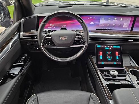 Used 2025 Cadillac Escalade Premium Luxury image 11
