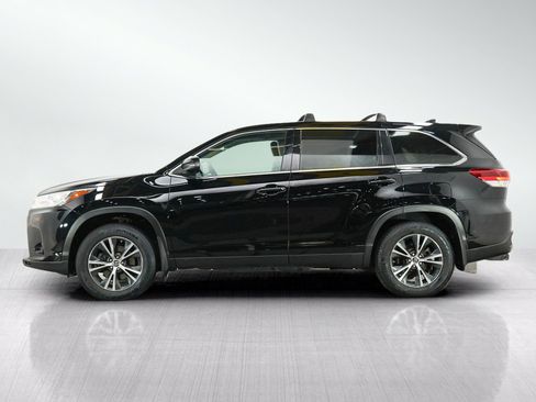 Used 2019 Toyota Highlander Plus AWD/4WD image 2