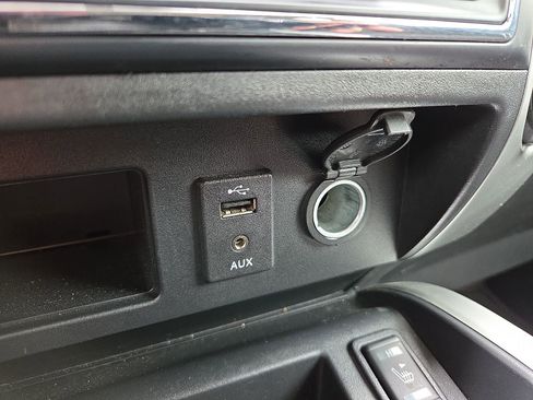 Used 2017 Nissan Titan SV image 21