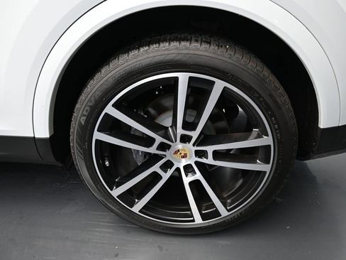 Certified 2024 Porsche Cayenne AWD/4WD image 9