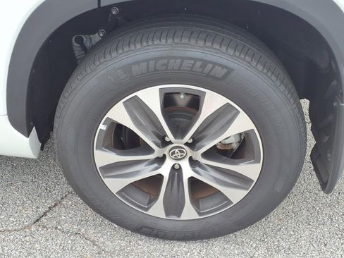 Used 2023 Toyota Highlander XLE image 12