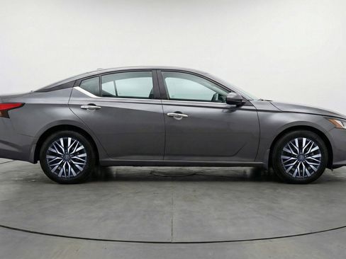 Used 2025 Nissan Altima 2.5 SV image 11