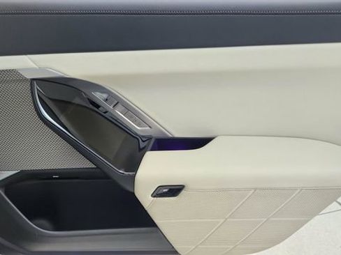 Used 2023 BMW 740i w/ Parking Assistance Package image 27