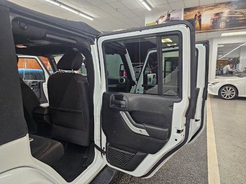 Used 2018 Jeep Wrangler Unlimited Sahara w/ Connectivity Group image 32