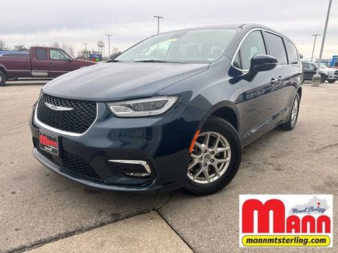 Used 2023 Chrysler Pacifica Touring-L image 1