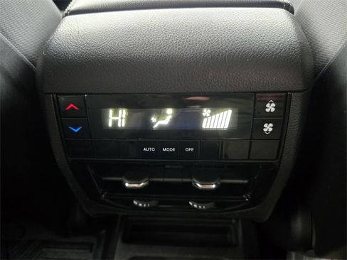 Used 2023 Jeep Grand Cherokee L Laredo image 29