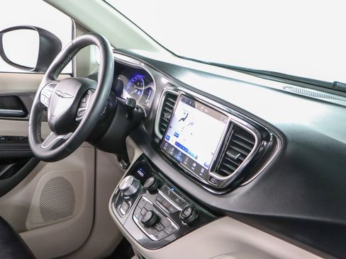 Used 2023 Chrysler Pacifica Touring-L FWD image 26