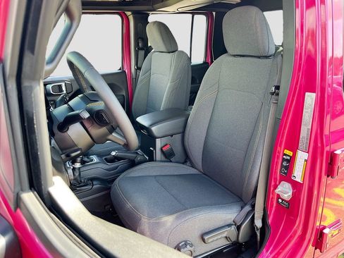 Used 2024 Jeep Gladiator Sport AWD/4WD image 9
