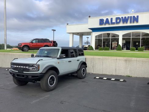 Used 2024 Ford Bronco Badlands image 3