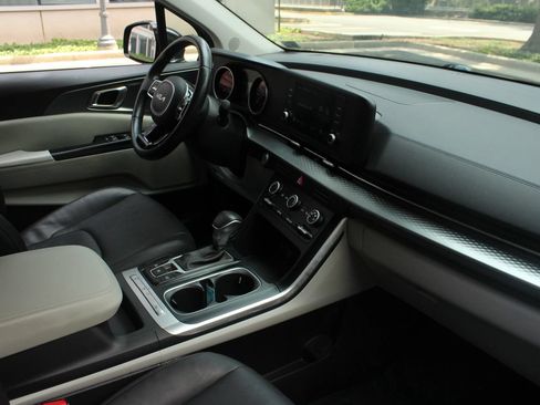 Used 2024 Kia Carnival LX FWD image 24
