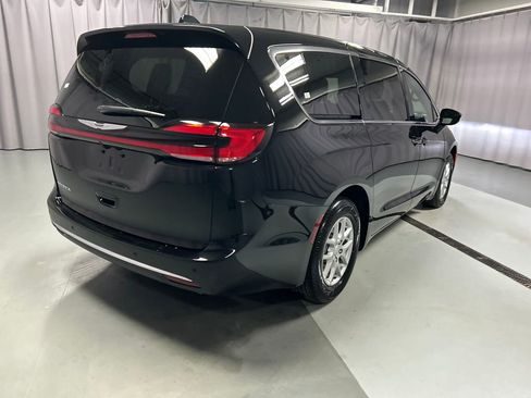 New 2026 Chrysler Pacifica Select image 7