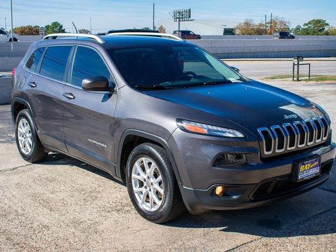 Used 2018 Jeep Cherokee Latitude Plus image 8