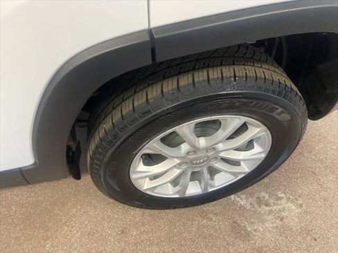 Certified 2022 Jeep Cherokee Latitude Lux w/ Sun & Sound Group image 10