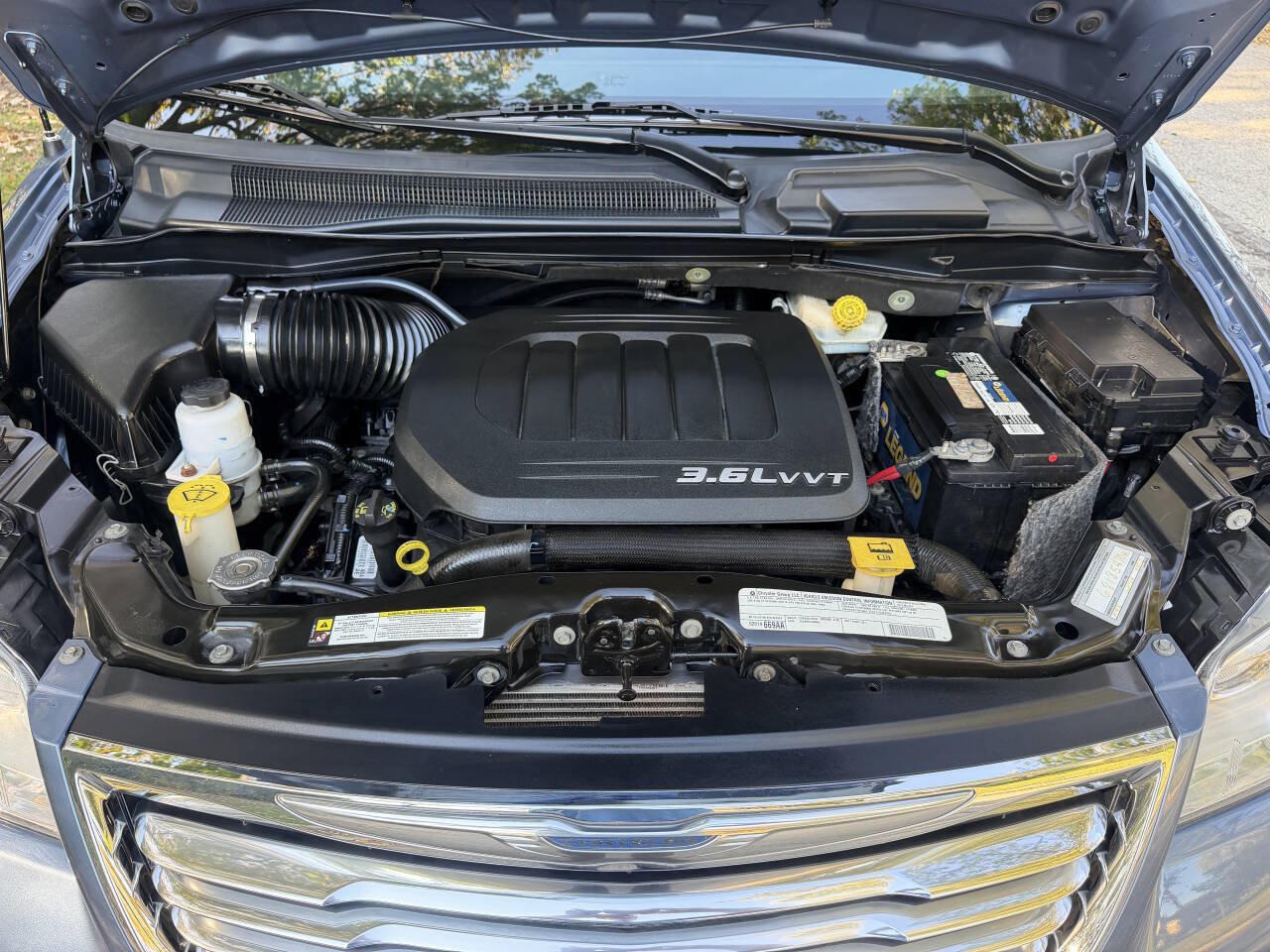 Used 2012 Chrysler Town & Country Touring w/ Entertainment Group #1 FWD image 24