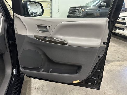 Used 2019 Toyota Sienna XLE FWD image 27