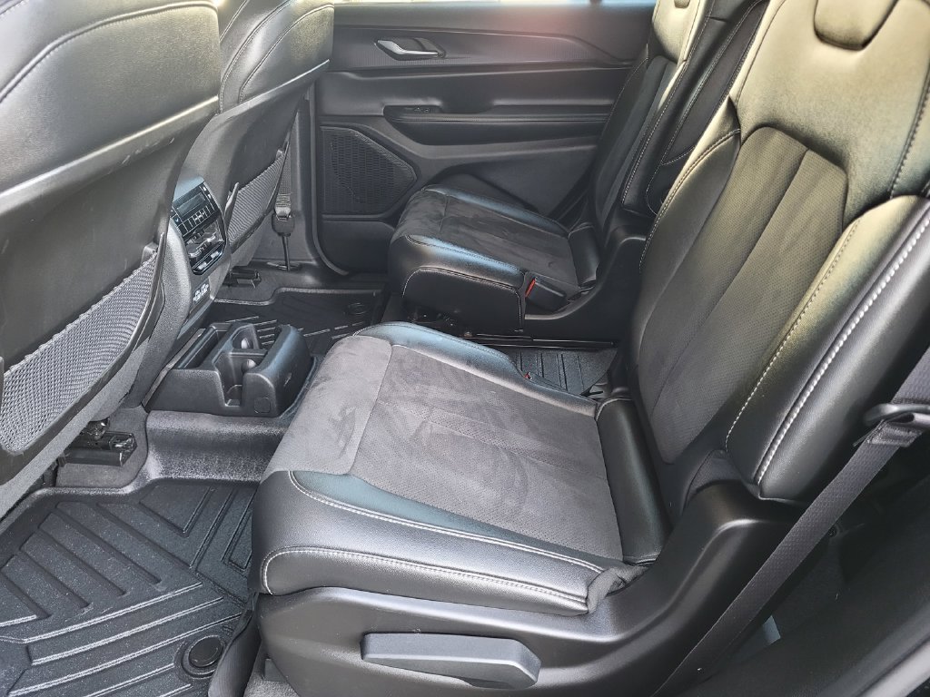 Used 2024 Jeep Grand Cherokee L Altitude AWD/4WD image 10