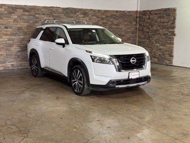 Certified 2025 Nissan Pathfinder Platinum w/ Cargo Package FWD image 3