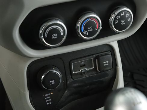 Used 2015 Jeep Renegade Latitude AWD/4WD image 13