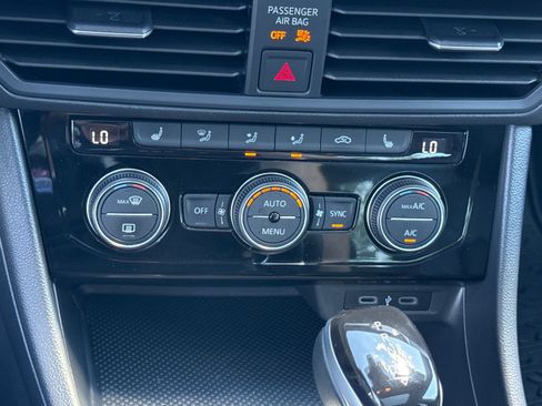 Certified 2023 Volkswagen Jetta SE w/ Panoramic Sunroof Package FWD image 33