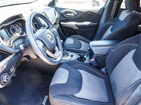 Used 2018 Jeep Cherokee Latitude FWD image 22