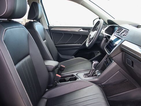 Used 2022 Volkswagen Tiguan SE image 16