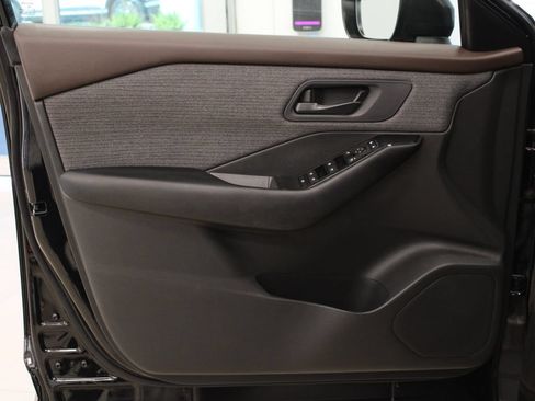 Used 2023 Nissan Rogue S FWD image 11