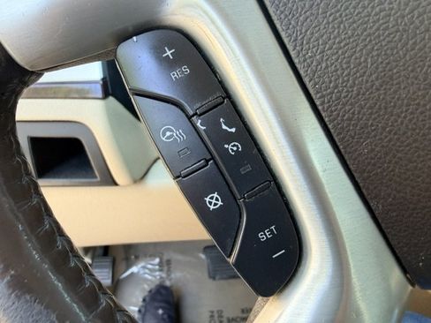 Used 2011 Cadillac Escalade Premium RWD image 23