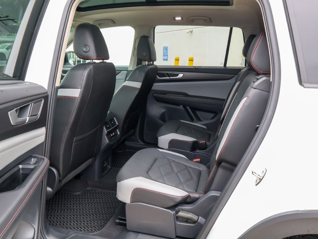 Used 2025 Volkswagen Atlas Peak Edition SE AWD/4WD image 16