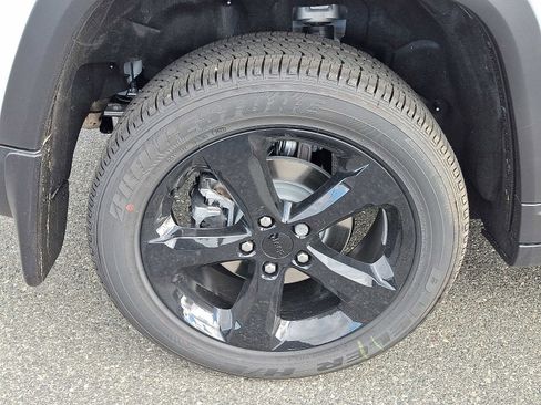 New 2025 Jeep Grand Cherokee Altitude image 5