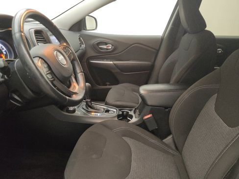 Used 2019 Jeep Cherokee Latitude w/ Cold Weather Group image 17