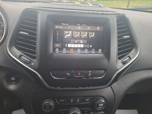 Used 2021 Jeep Cherokee Latitude Plus AWD/4WD image 13