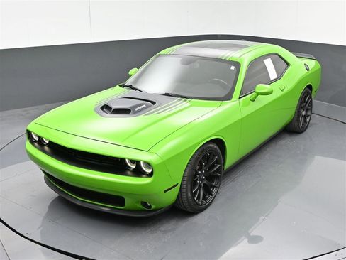 Used 2017 Dodge Challenger R/T image 19