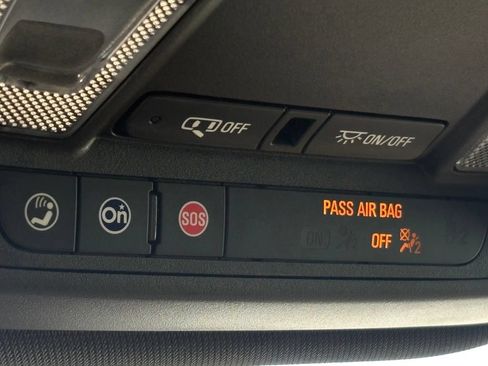 Used 2022 Chevrolet Traverse LS FWD image 17