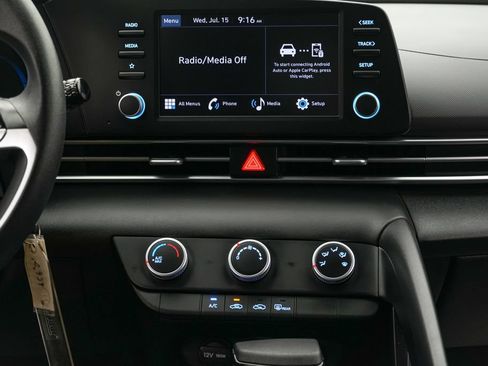 Used 2025 Hyundai Elantra SE FWD image 15
