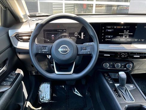 Used 2025 Nissan Kicks SV FWD image 5