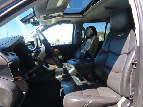 Used 2020 Cadillac Escalade Premium Luxury w/ Escalade Sport Edition AWD/4WD image 20
