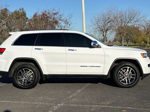 Used 2021 Jeep Grand Cherokee Limited w/ Luxury Group II image 3