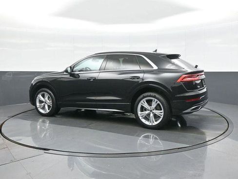 Used 2023 Audi Q8 Premium image 5
