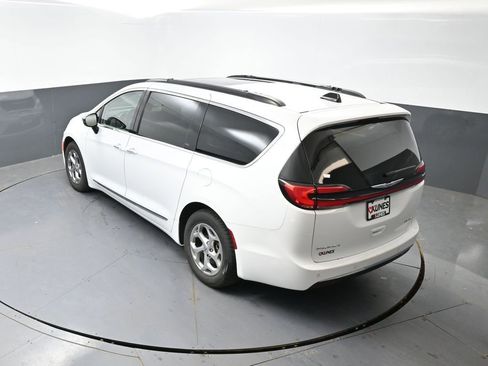 Used 2023 Chrysler Pacifica Limited image 50