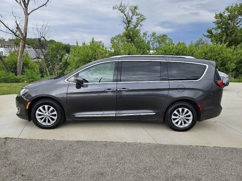 Used 2019 Chrysler Pacifica Touring-L FWD image 4