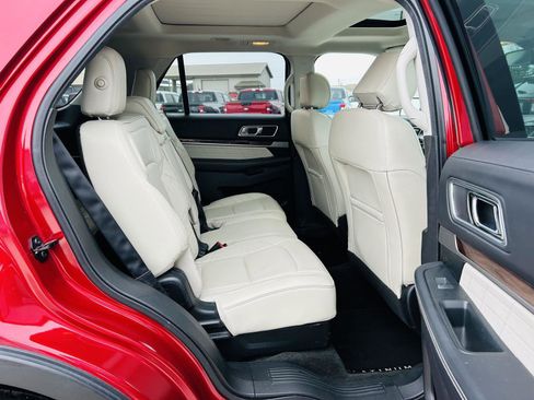 Used 2017 Ford Explorer Platinum image 35