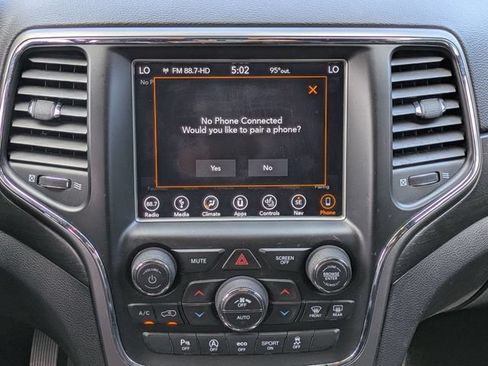 Used 2018 Jeep Grand Cherokee Altitude RWD image 19