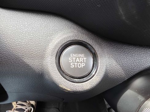 Used 2025 Hyundai Venue SEL FWD image 17