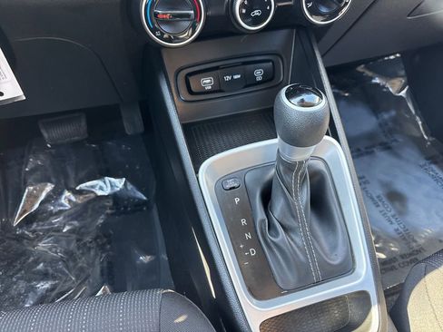 Used 2025 Hyundai Venue SE image 15