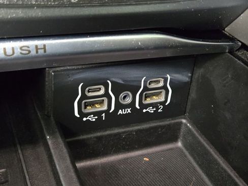 Used 2022 Chrysler Pacifica Limited w/ Uconnect Theater Family Group image 27