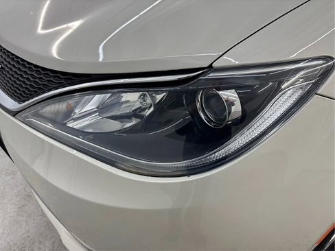 Used 2017 Chrysler Pacifica Touring-L w/ Tire & Wheel Group FWD image 31