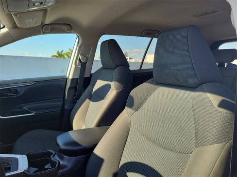 Used 2021 Toyota RAV4 LE image 18