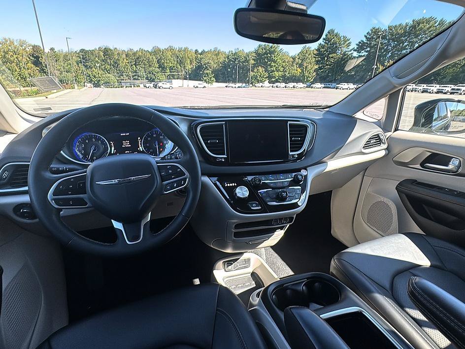 Used 2024 Chrysler Pacifica Touring-L FWD image 31